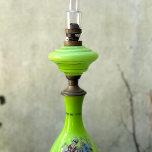 Lichtgroene opaline olielamp met Napoleontische figuren – ca. 1900