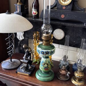 Antieke Handgeschilderde Olielamp met Vogelnest-Design in een rijk kleurenpallet – ca. 1900