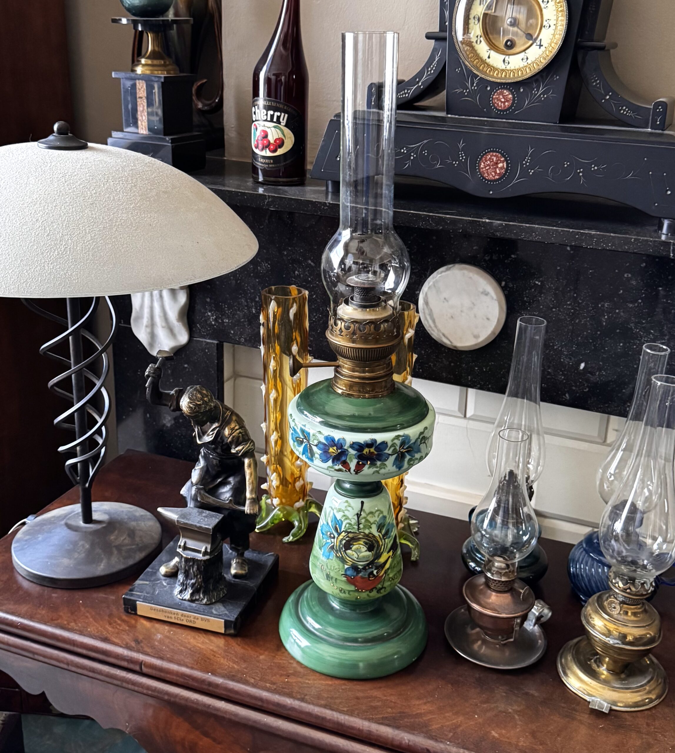 5457757756.jpg Antieke Handgeschilderde Olielamp met Vogelnest-Design in een rijk kleurenpallet – ca. 1900