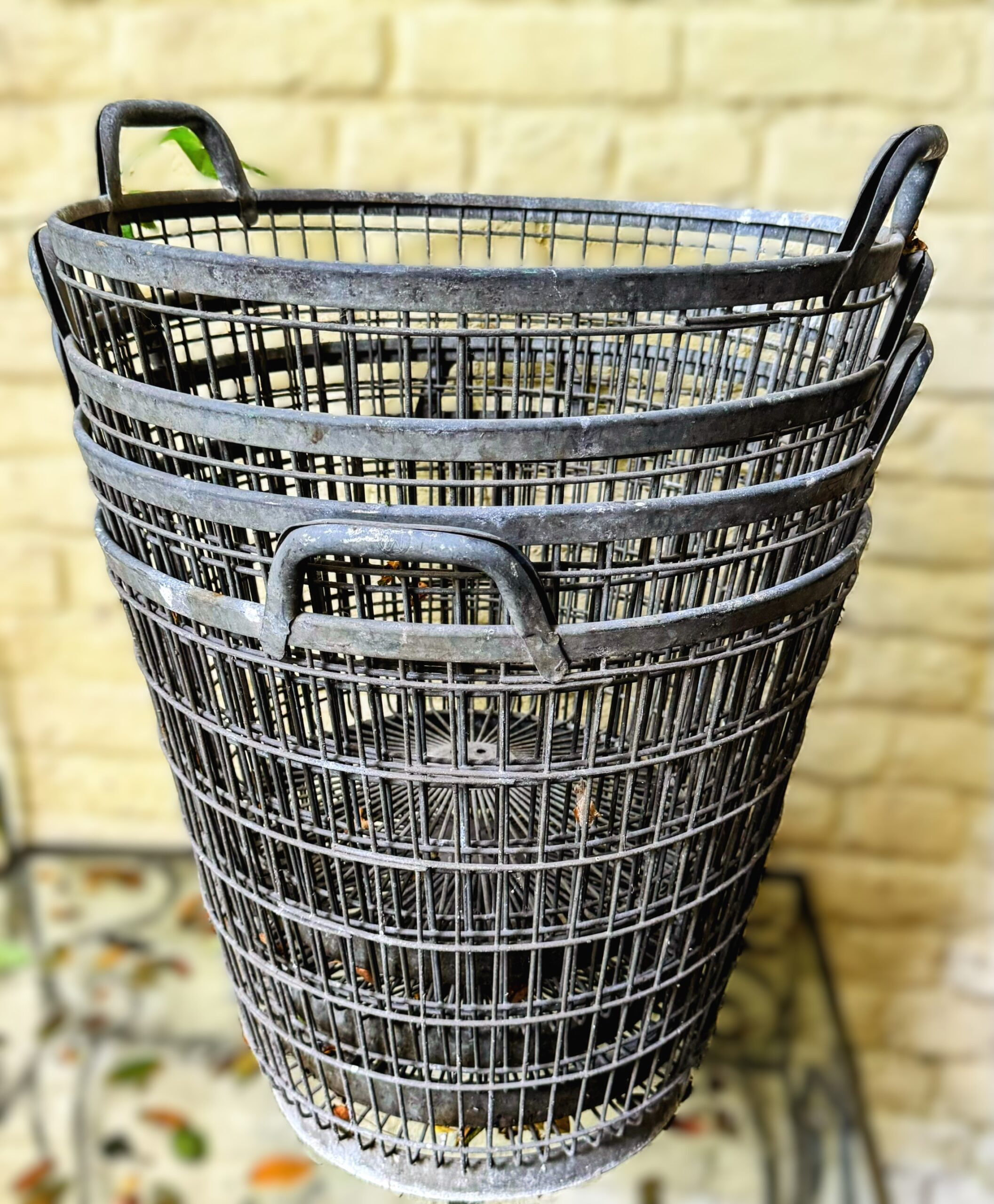 5458959414.jpg Belgische industriële draad aardappelmand met handvatten – jaren 60