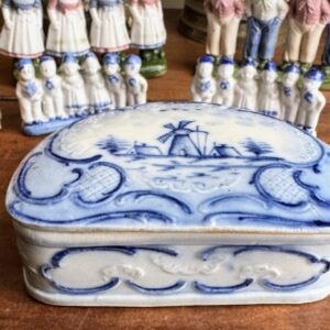 ​Antiek Delfts blauw dekseldoosje met windmolen, golvende ornamentiek en reliëfdecoratie​ – begin 20e eeuw