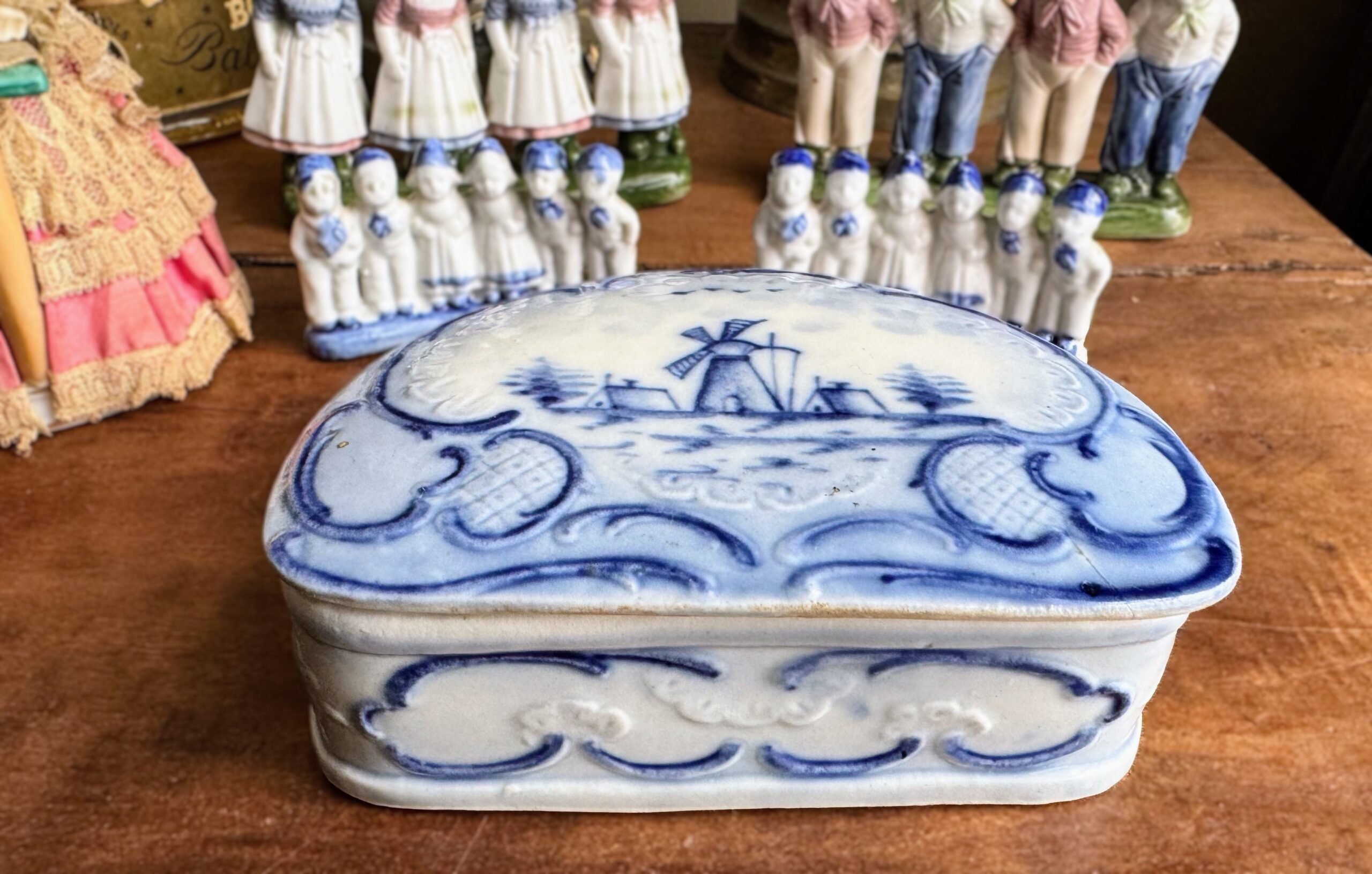 5458977564.jpg Antiek Delfts blauw dekseldoosje met windmolen, golvende ornamentiek en reliëfdecoratie – begin 20e eeuw