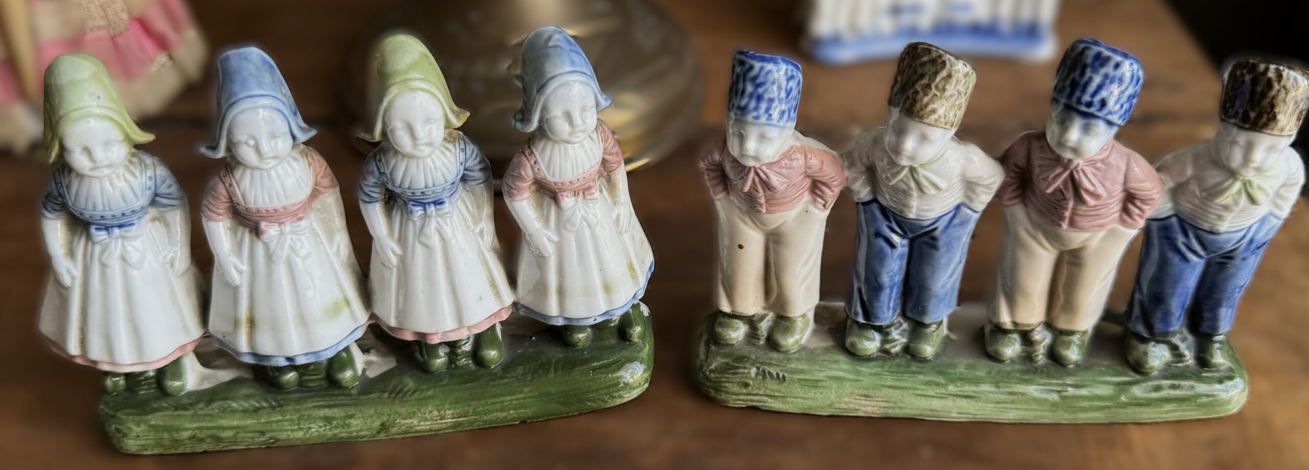 Antieke polychrome porseleinen boerenkinderen in Hollandse klederdracht – ca. 1900