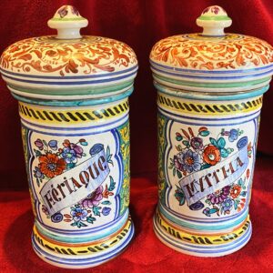 Rijk veelkleurige handbeschilderde terracotta apothekerspotten Thériaque & Myrrha met deksel – ca. 20e eeuw
