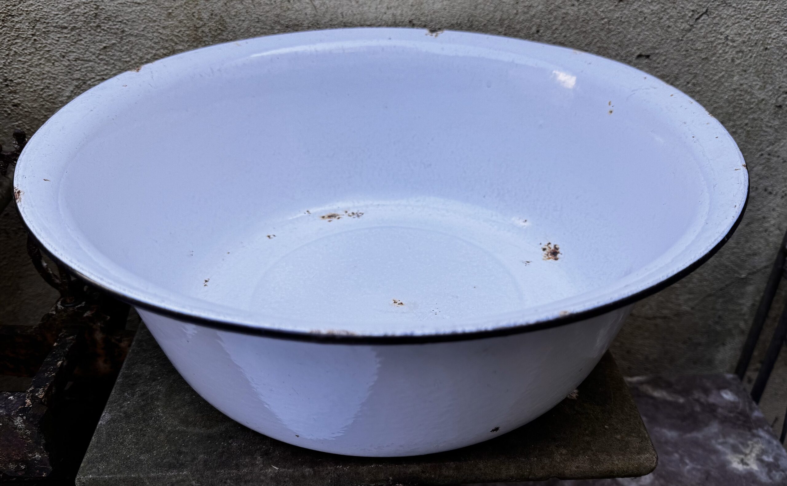 5463900507.jpg Franse geëmailleerde waskom met zwart randje – jaren ’30
