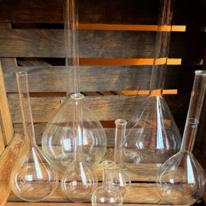 5493471577.jpg Set van 7 vintage volumetrische laboratoriumkolven – variërend glaswerk 20e eeuw