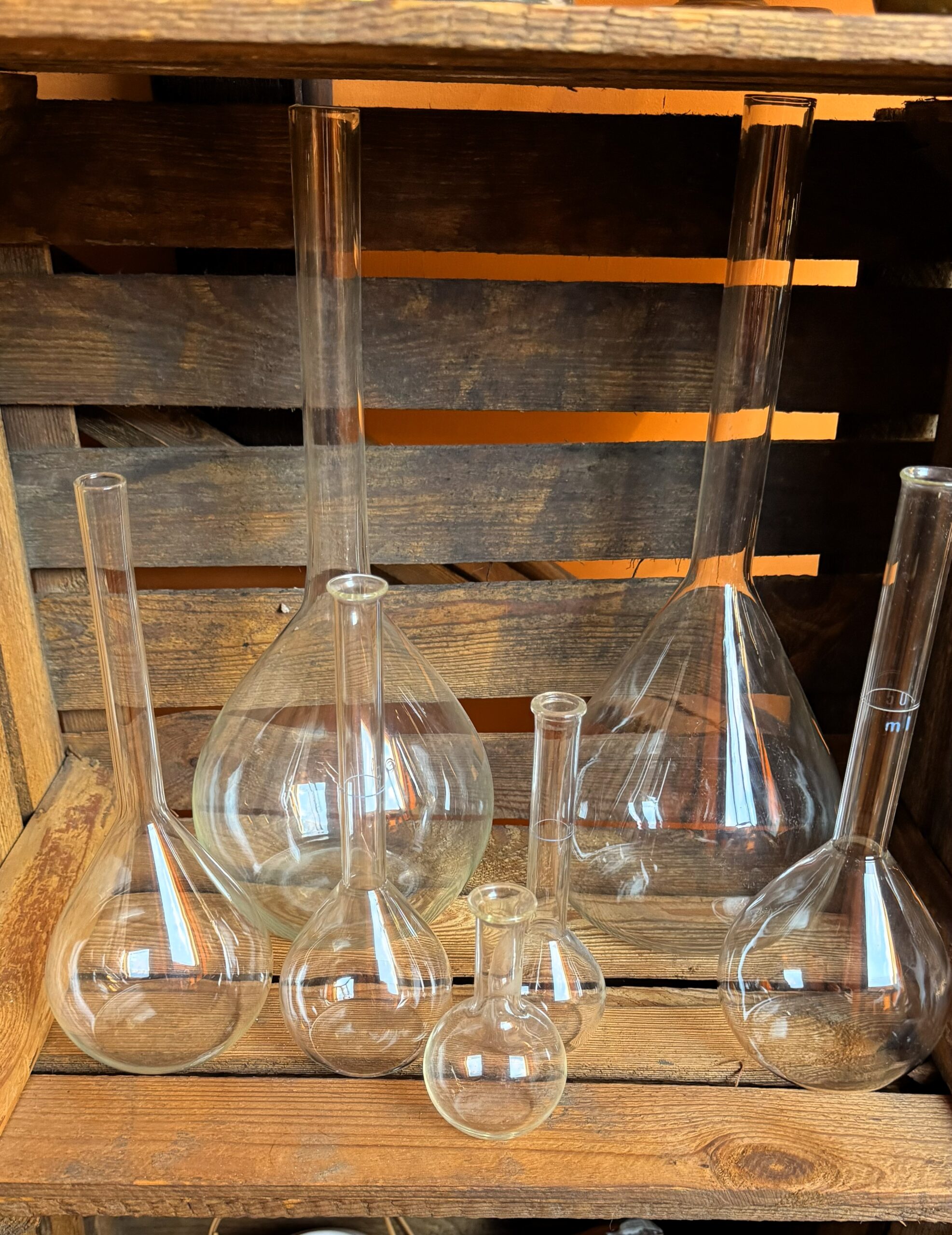 5493471577.jpg Set van 7 vintage volumetrische laboratoriumkolven – variërend glaswerk 20e eeuw