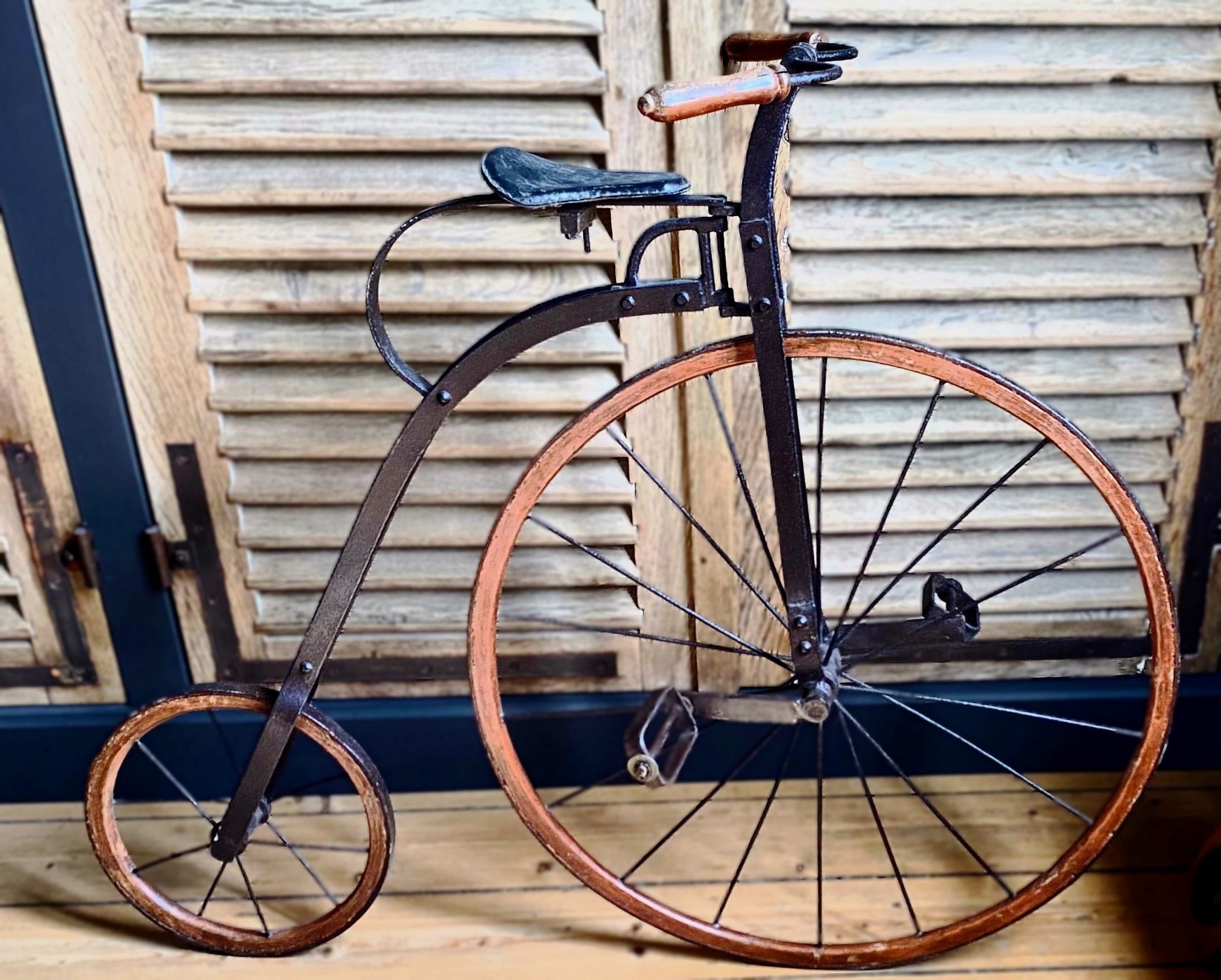 5572944783.jpg Antieke 1880’s Penny Farthing / High Wheel jeugd- en demonstratiefiets (klein model)