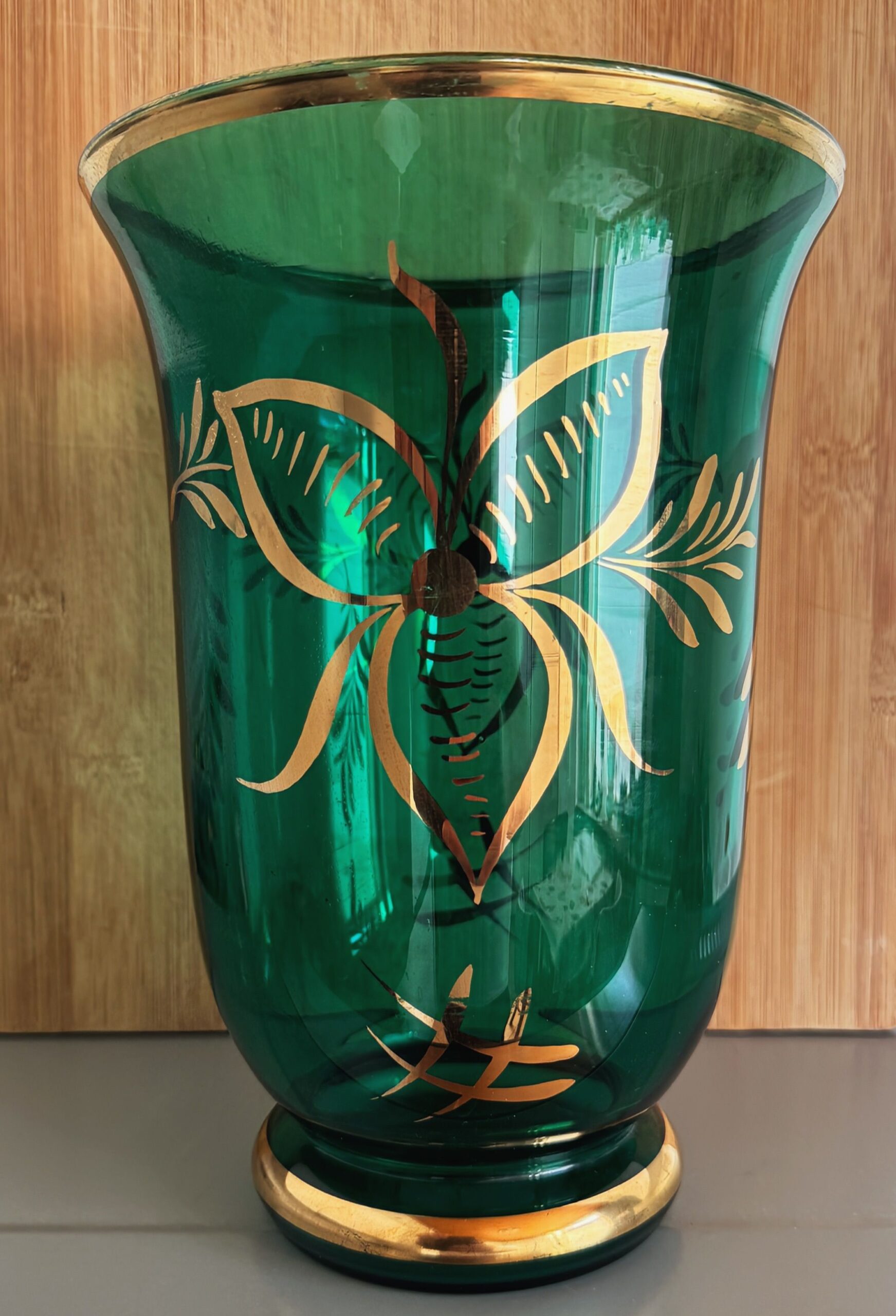 5594468338.jpg Smaragdgroene Booms glazen vaas met floraal motief – ca. 1960
