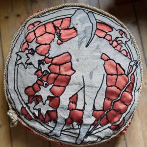 5607714230.jpg Antiek Boudoirkussen – Oranjerood Fluweel met Richelieu‑borduurwerk, ca. 1900–1920