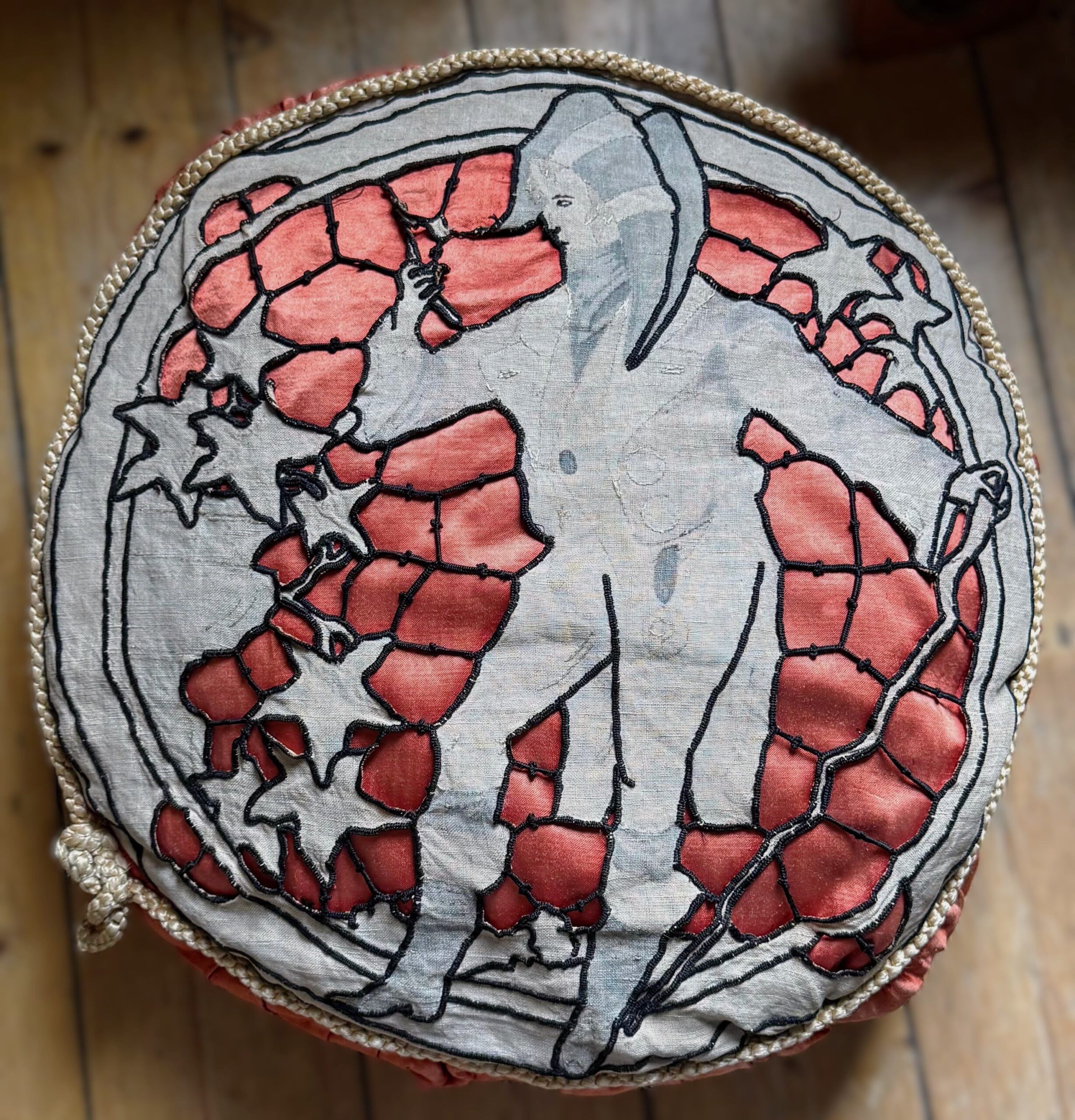 Antiek Boudoirkussen – Oranjerood Fluweel met Richelieu‑borduurwerk, ca. 1900–1920