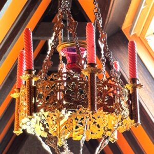 5699919056.jpg Exclusieve vergulde neogotische godslamp – Uniek ensemble met roze kristalglas – ca. 1900