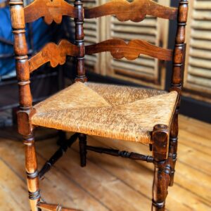 5717397032.jpg Authentieke houten hoekstoel met rieten zitting – ca. midden 20e eeuw