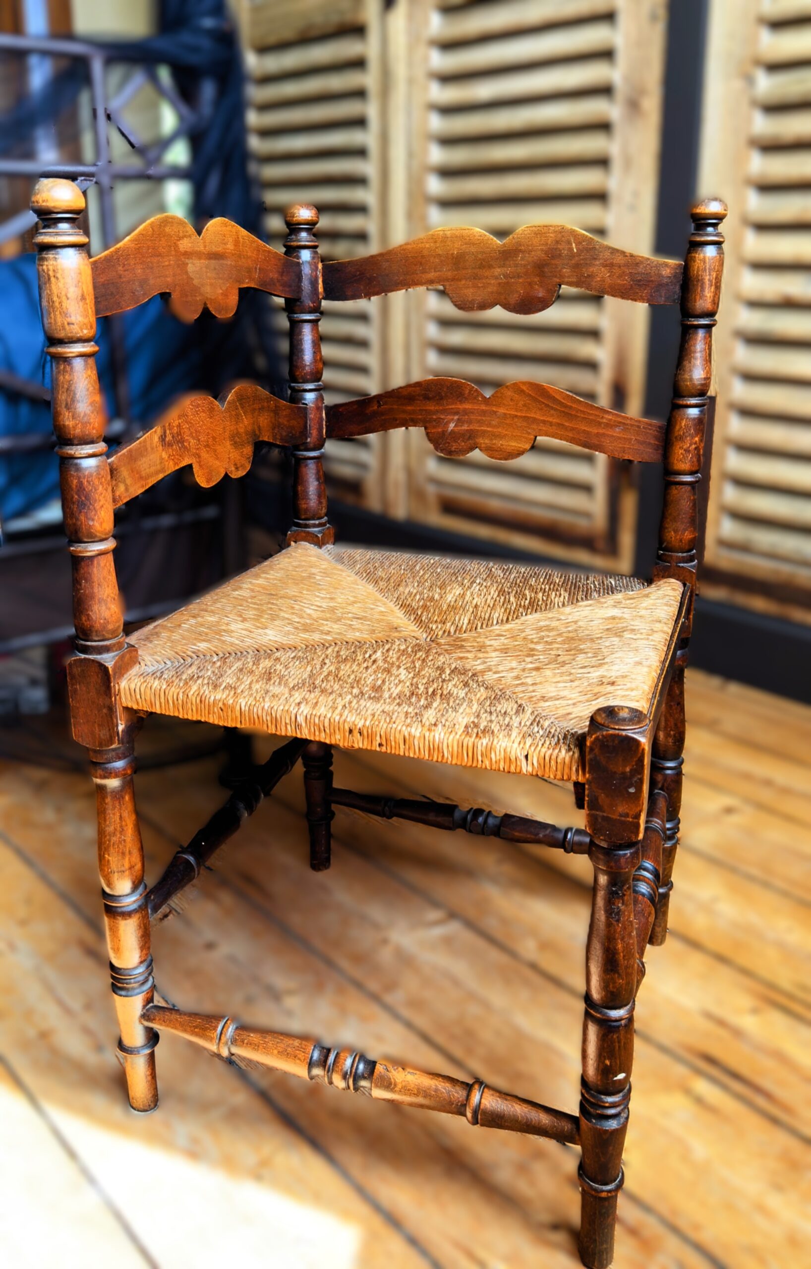 5717397032.jpg Authentieke houten hoekstoel met rieten zitting – ca. midden 20e eeuw