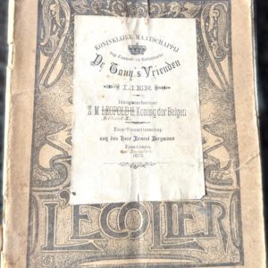 5719516492.jpg Handgeschreven toneelmanuscript “Een Schat van eene Vrouw” – H. Van Peene – in nationale omslag “L’Écolier” met opgekleefd ceremonieel blad van De Tony’s Vrienden –1875