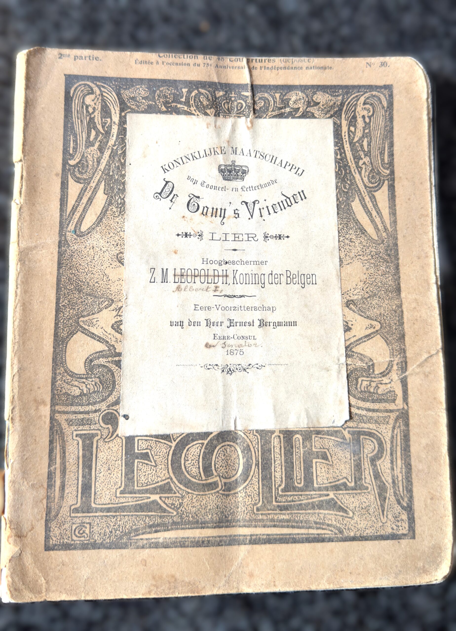 5719516492.jpg Handgeschreven toneelmanuscript “Een Schat van eene Vrouw” – H. Van Peene – in nationale omslag “L’Écolier” met opgekleefd ceremonieel blad van De Tony’s Vrienden –1875