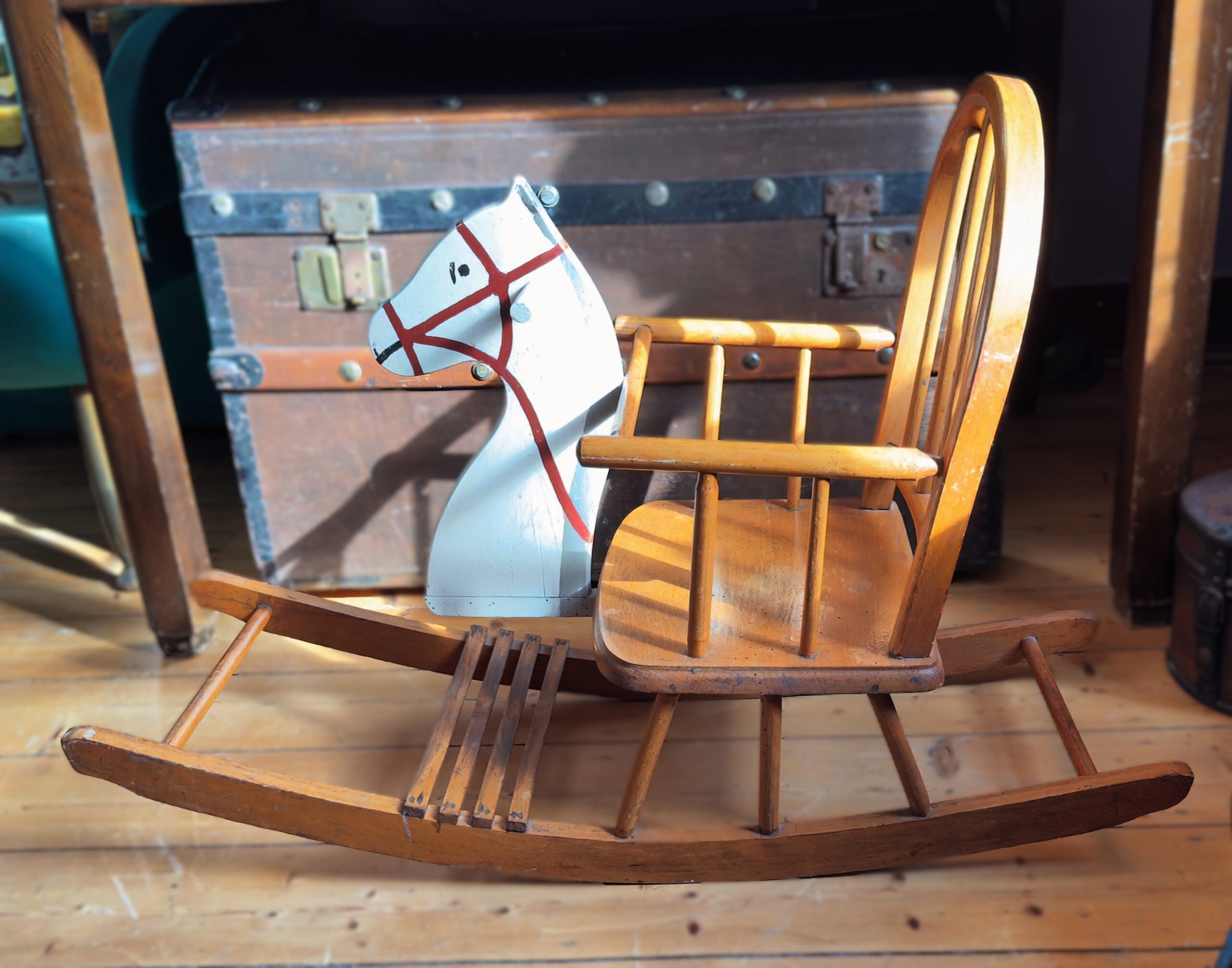 Zeldzaam vintage Torck houten schommelpaard met kinderstoel – ca. 1950
