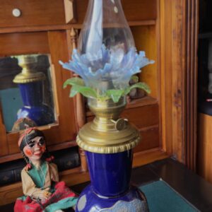 5775940703.jpg Exclusieve Franse Majolica Petroleumlamp met Opaline Bloemkap (ca. 1880)