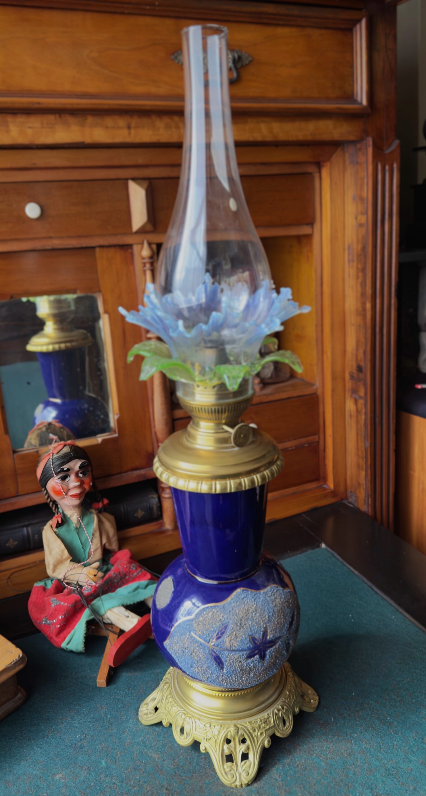 Exclusieve Franse Majolica Petroleumlamp met Opaline Bloemkap (ca. 1880)