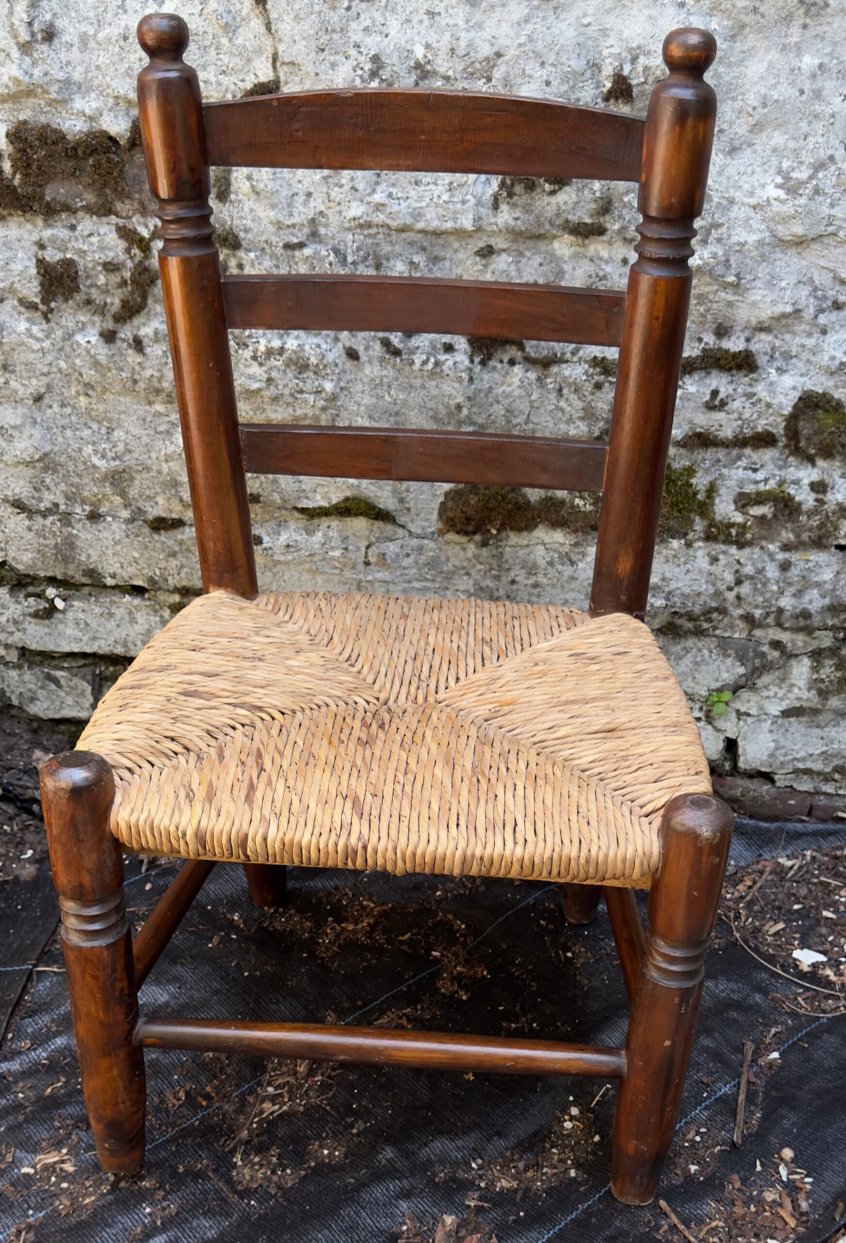 Vintage houten kinderstoeltje met rieten zitting – ca. 1950
