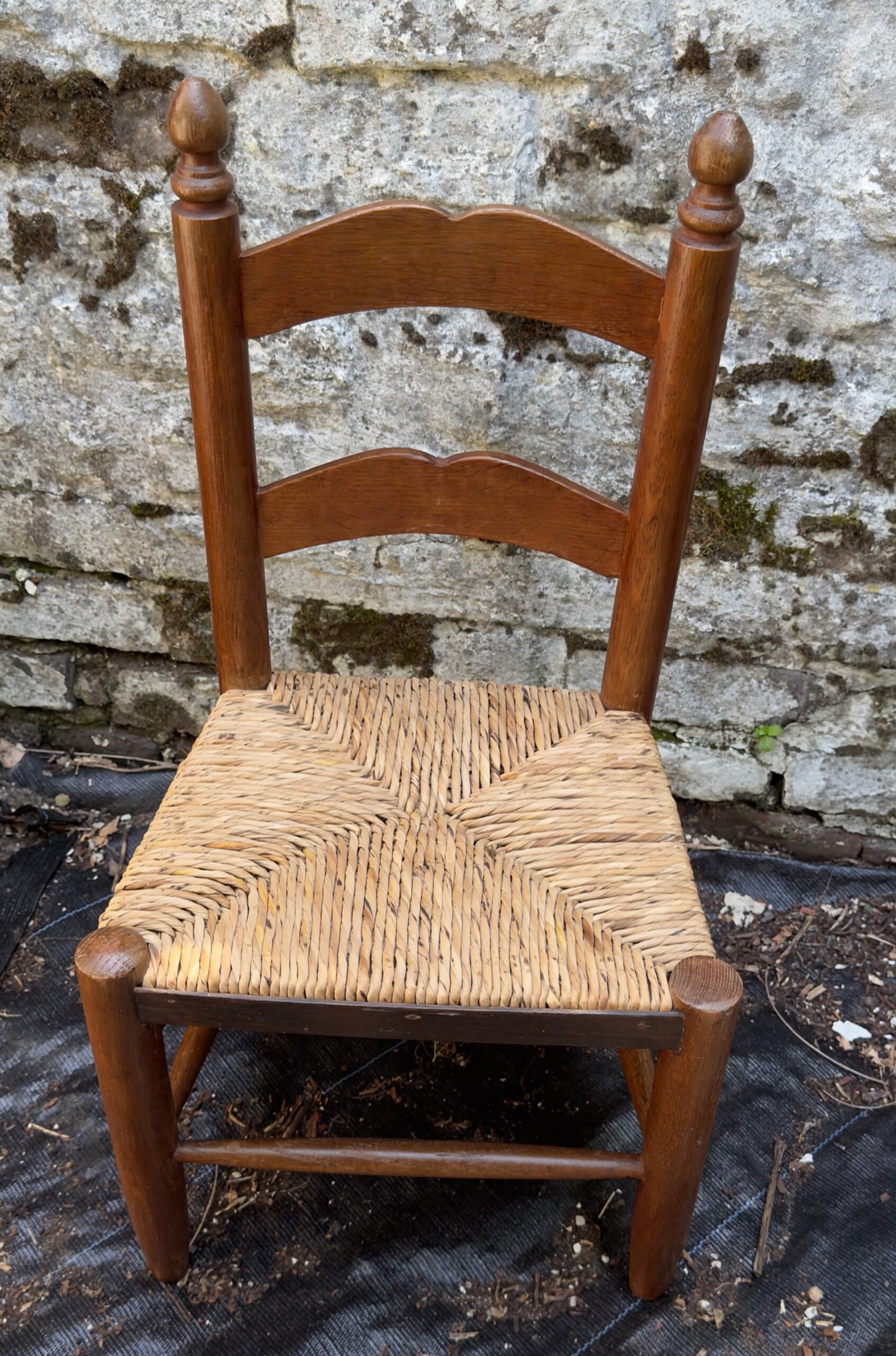 5787937309.jpg Charmant houten kinderstoeltje met handgevlochten rieten zitting – ca. 1950