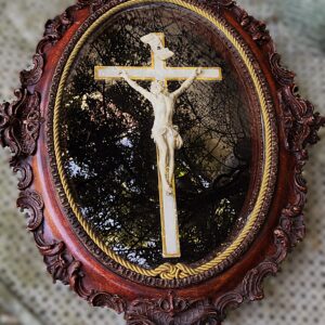 5789397554.jpg Antieke ovale kruisiging – Gesculpteerde houten lijst met corpus Christi (ca. 1900)