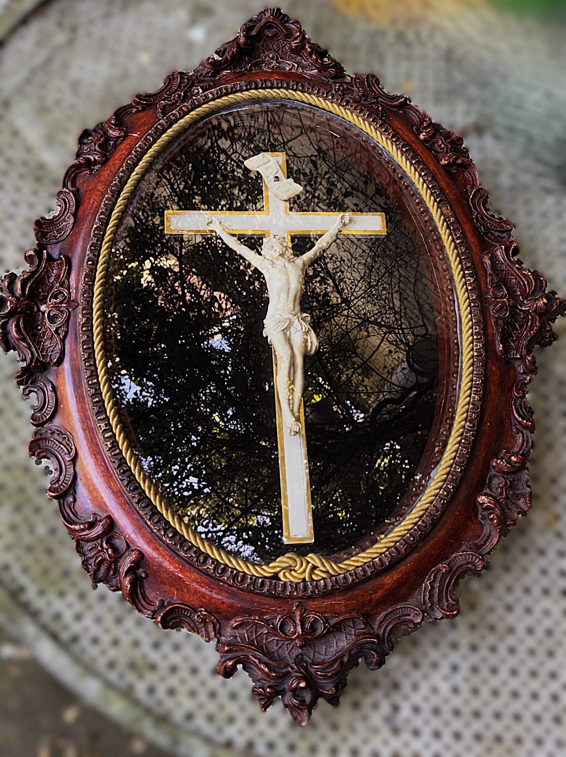 5789397554.jpg Antieke ovale kruisiging – Gesculpteerde houten lijst met corpus Christi (ca. 1900)