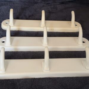 Set van 3 Volledig Geëmailleerde Metalen Kapstokken met Drie Enkele Haken – Timeless Bathroom Classics (ca. 1950)