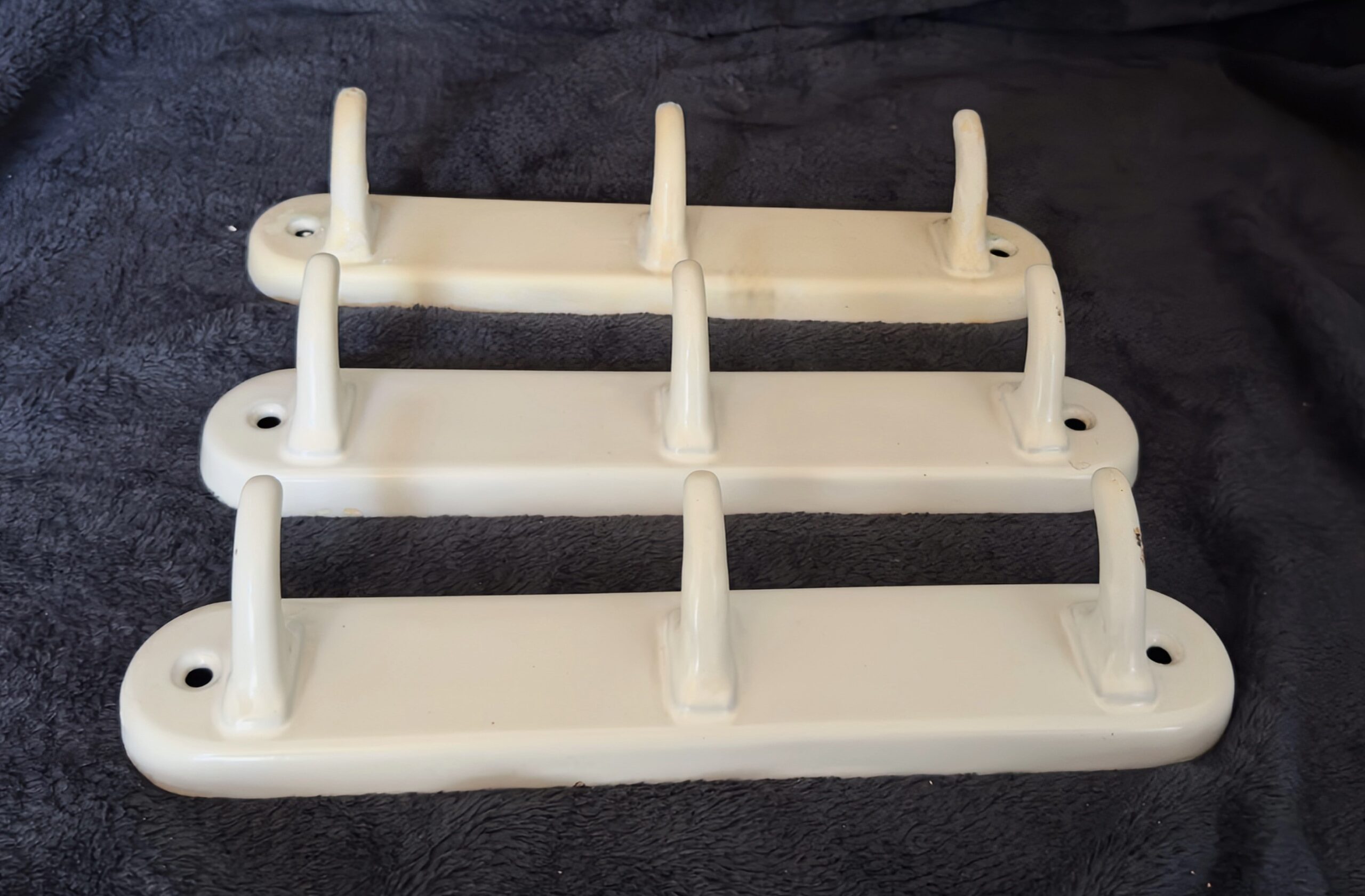 Set van 3 Volledig Geëmailleerde Metalen Kapstokken met Drie Enkele Haken – Timeless Bathroom Classics (ca. 1950)