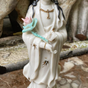 Gouden Sereniteit – Zeldzaam Chinees Guan Yin beeldje – Serene Chinese Guan Yin porcelain figurine – 1960s