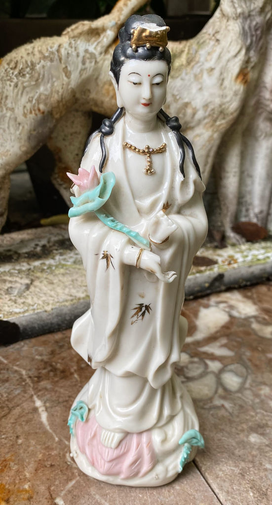 Antiek Chinees Guan Yin porseleinen beeldje uit Macau (1)_resultaat Gouden Sereniteit – Zeldzaam Chinees Guan Yin beeldje – Serene Chinese Guan Yin porcelain figurine – 1960s