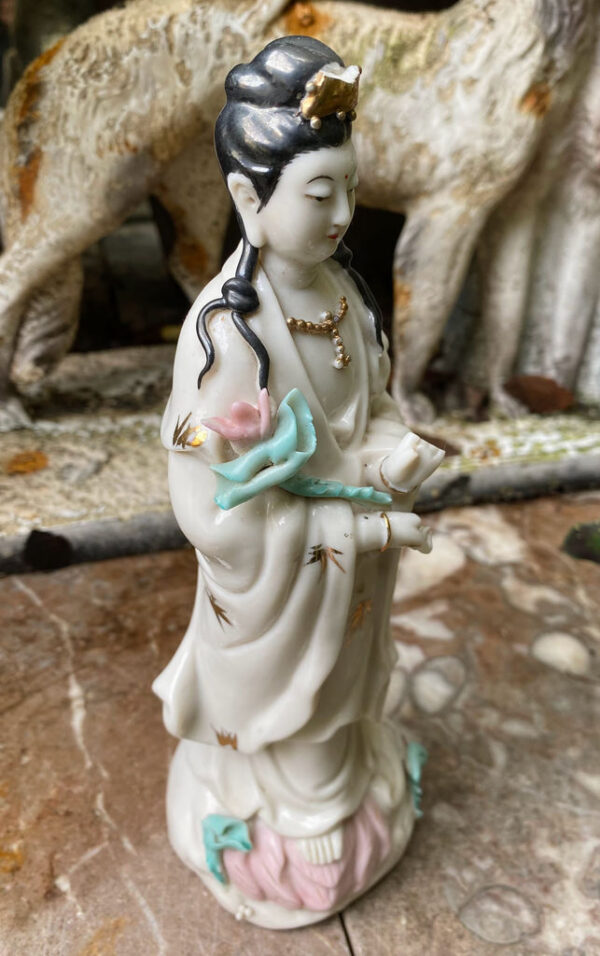 Antiek Chinees Guan Yin porseleinen beeldje uit Macau (3)_resultaat Gouden Sereniteit – Zeldzaam Chinees Guan Yin beeldje – Serene Chinese Guan Yin porcelain figurine – 1960s