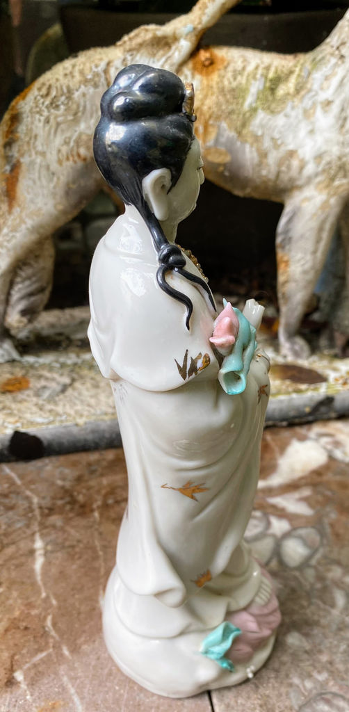 Antiek Chinees Guan Yin porseleinen beeldje uit Macau (4)_resultaat Gouden Sereniteit – Zeldzaam Chinees Guan Yin beeldje – Serene Chinese Guan Yin porcelain figurine – 1960s