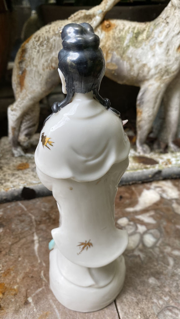 Antiek Chinees Guan Yin porseleinen beeldje uit Macau (5)_resultaat Gouden Sereniteit – Zeldzaam Chinees Guan Yin beeldje – Serene Chinese Guan Yin porcelain figurine – 1960s