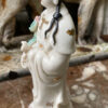 Antiek Chinees Guan Yin porseleinen beeldje uit Macau (6)_resultaat Gouden Sereniteit – Zeldzaam Chinees Guan Yin beeldje – Serene Chinese Guan Yin porcelain figurine – 1960s