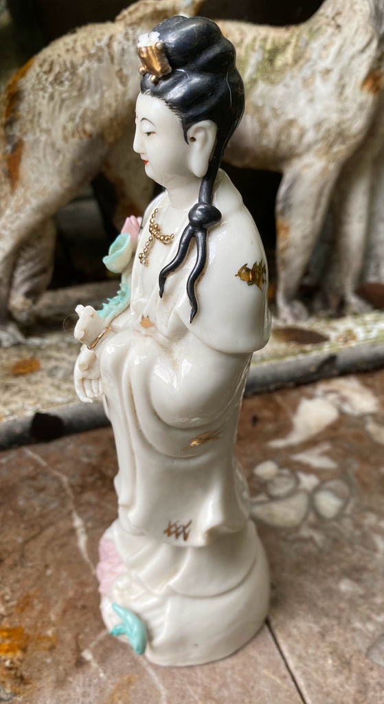 Antiek Chinees Guan Yin porseleinen beeldje uit Macau (6)_resultaat Gouden Sereniteit – Zeldzaam Chinees Guan Yin beeldje – Serene Chinese Guan Yin porcelain figurine – 1960s