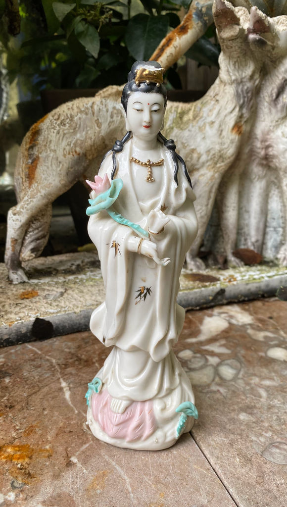 Antiek Chinees Guan Yin porseleinen beeldje uit Macau (7)_resultaat Gouden Sereniteit – Zeldzaam Chinees Guan Yin beeldje – Serene Chinese Guan Yin porcelain figurine – 1960s