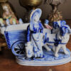 Antiek Delfts porseleinen Hollands melkmeisje met hondenkar – Antique Delft porcelain Dutch milkmaid with dog cart – ca. 1900