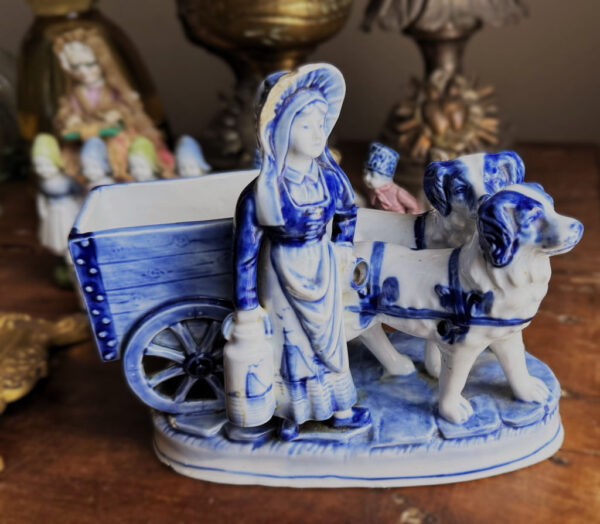 Antiek Delfts porseleinen Hollands melkmeisje met hondenkar – Antique Delft porcelain Dutch milkmaid with dog cart – ca. 1900