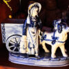 Antiek Delfts porseleinen Hollands melkmeisje met hondenkar – Antique Delft porcelain Dutch milkmaid with dog cart – ca. 1900