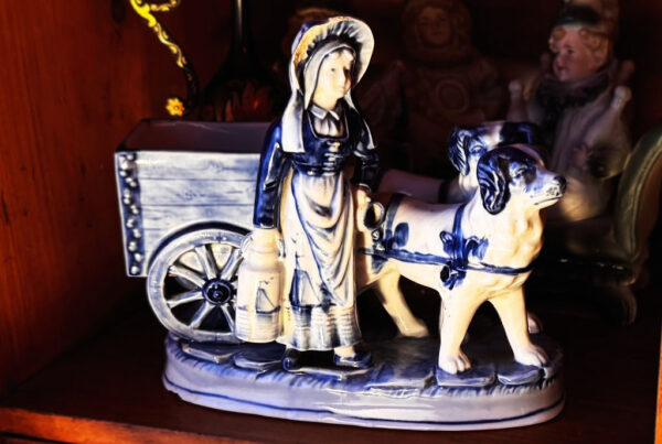 Antiek Delfts porseleinen Hollands melkmeisje met hondenkar – Antique Delft porcelain Dutch milkmaid with dog cart – ca. 1900