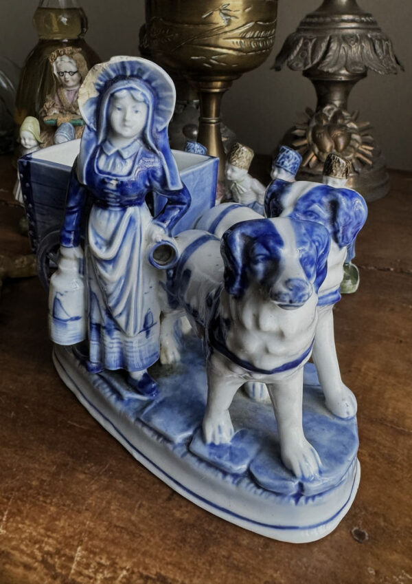 Antiek Delfts porseleinen Hollands melkmeisje met hondenkar – Antique Delft porcelain Dutch milkmaid with dog cart – ca. 1900