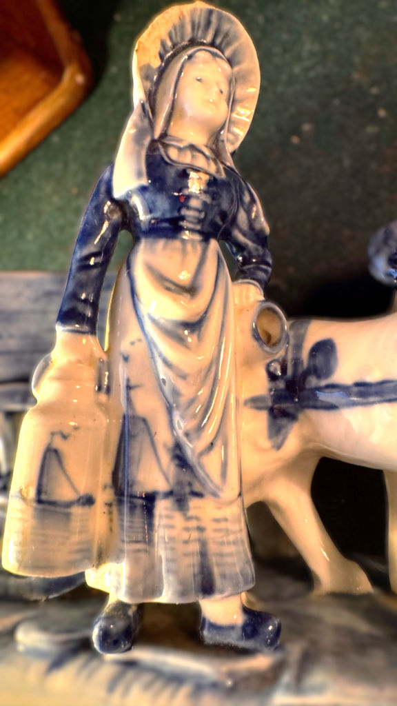 Antiek Delfts porseleinen Hollands melkmeisje met hondenkar – Antique Delft porcelain Dutch milkmaid with dog cart – ca. 1900