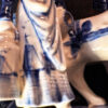 Antiek Delfts porseleinen Hollands melkmeisje met hondenkar – Antique Delft porcelain Dutch milkmaid with dog cart – ca. 1900