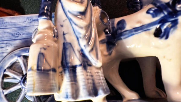 Antiek Delfts porseleinen Hollands melkmeisje met hondenkar – Antique Delft porcelain Dutch milkmaid with dog cart – ca. 1900