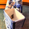 Antiek Delfts porseleinen Hollands melkmeisje met hondenkar – Antique Delft porcelain Dutch milkmaid with dog cart – ca. 1900
