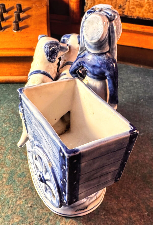 Antiek Delfts porseleinen Hollands melkmeisje met hondenkar – Antique Delft porcelain Dutch milkmaid with dog cart – ca. 1900