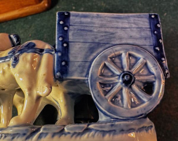 Antiek Delfts porseleinen Hollands melkmeisje met hondenkar – Antique Delft porcelain Dutch milkmaid with dog cart – ca. 1900