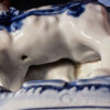 Antiek Delfts porseleinen Hollands melkmeisje met hondenkar – Antique Delft porcelain Dutch milkmaid with dog cart – ca. 1900