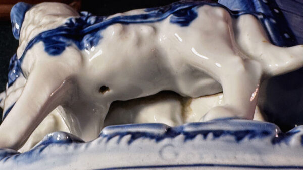 Antiek Delfts porseleinen Hollands melkmeisje met hondenkar – Antique Delft porcelain Dutch milkmaid with dog cart – ca. 1900